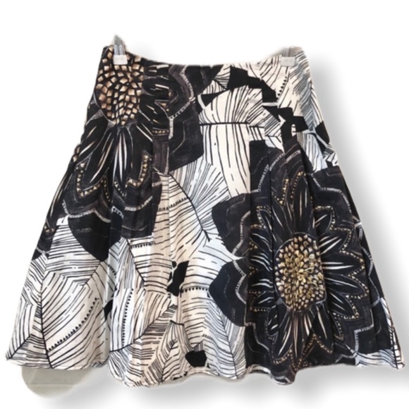 White House Black Market Dresses & Skirts - WHBM floral skirt black white gold size 0